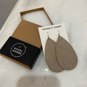 🩷Leather earrings NIB Tan - Grey color🩷